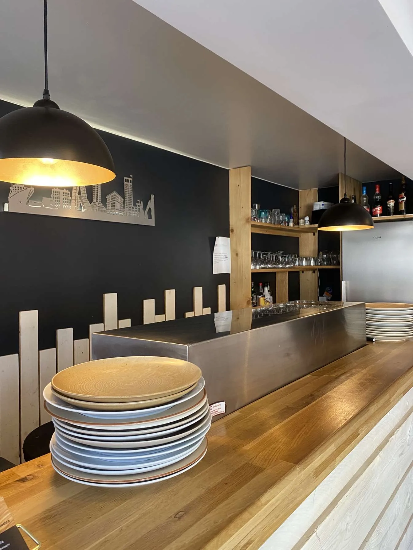 Comptoir en bois et ardoise noire de la crêperie La Bigouden au Havre
