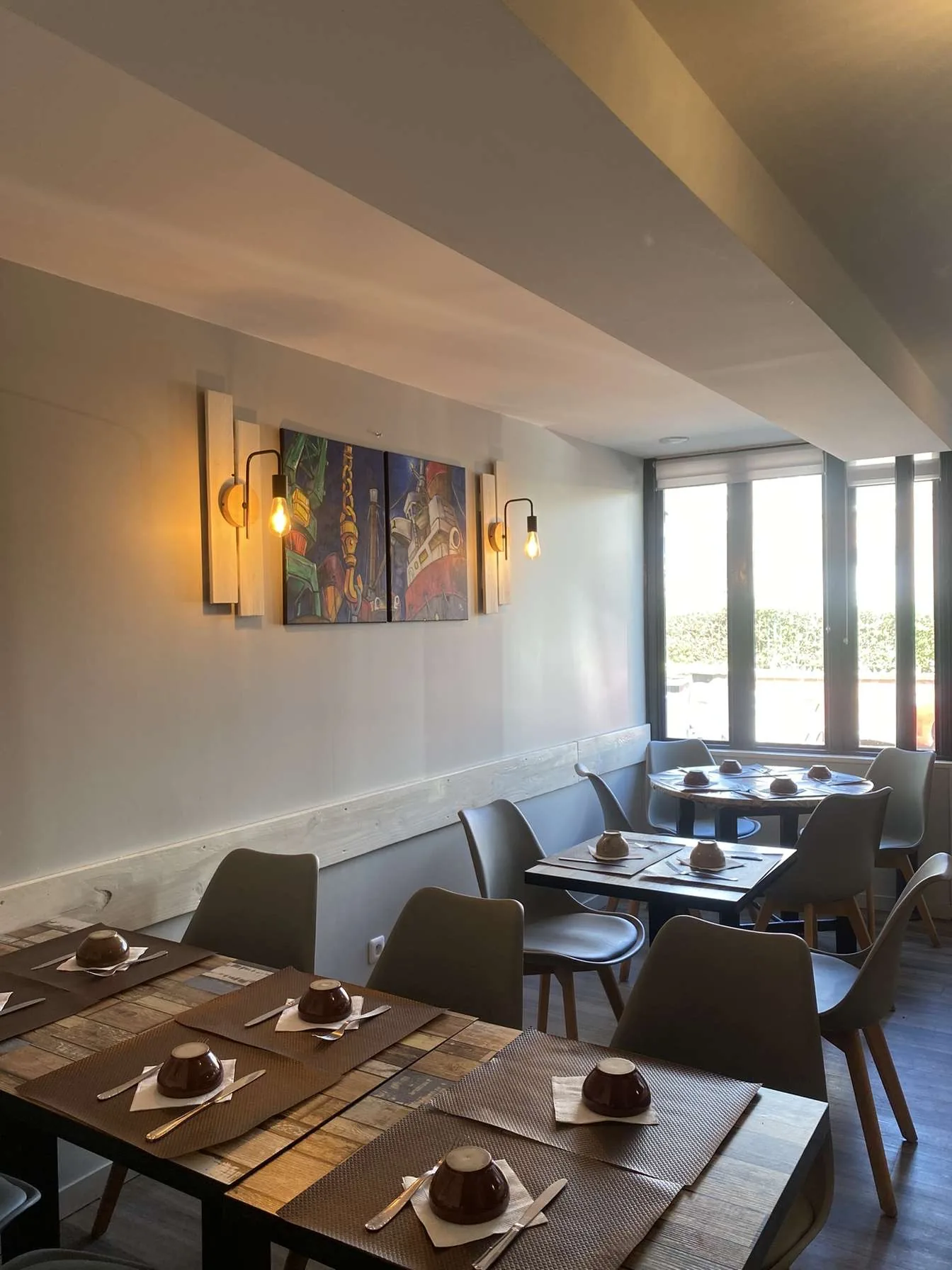 Salle lumineuse de la crêperie La Bigouden, Le Havre