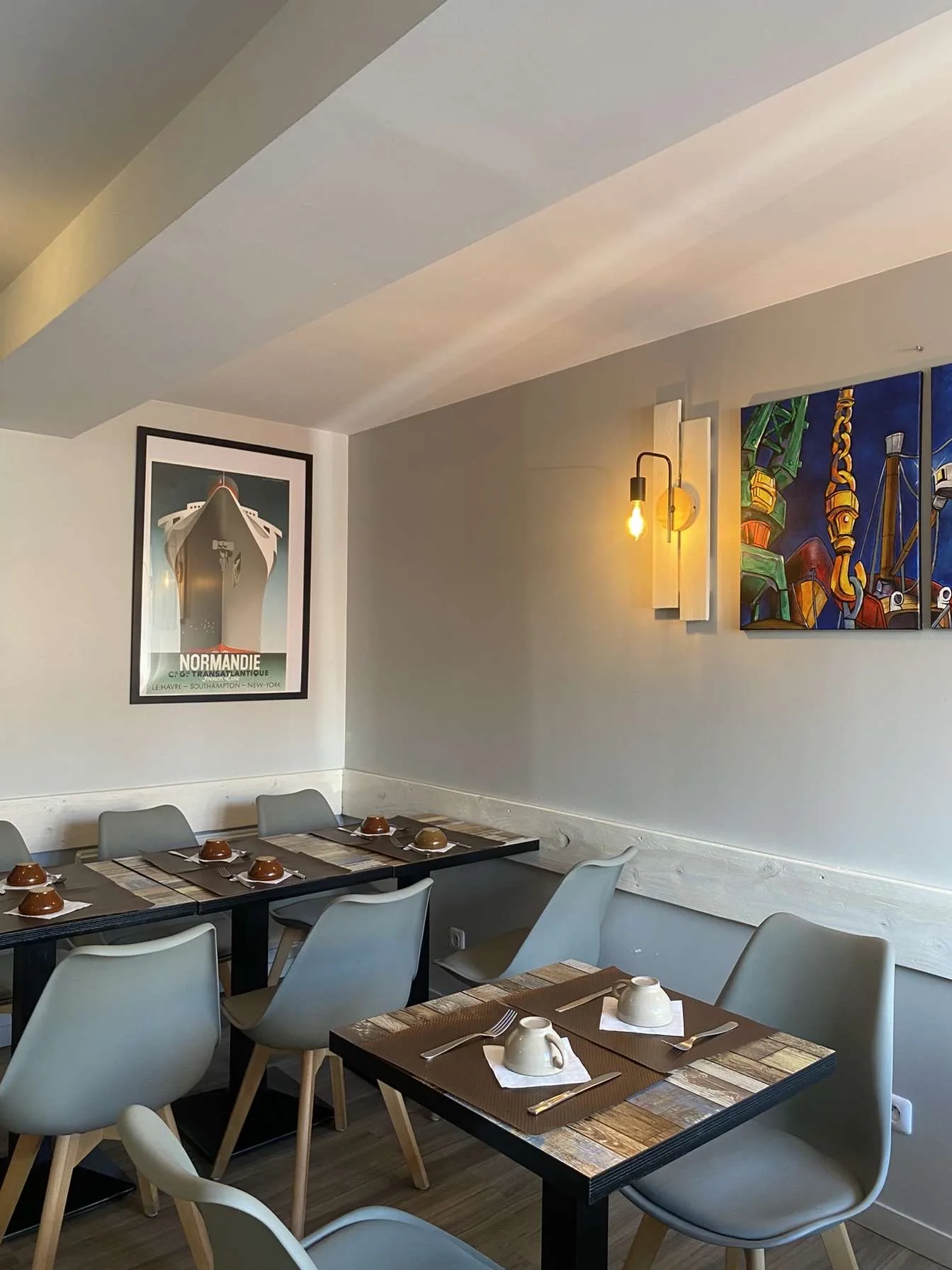 Salle lumineuse avec tableaux bretons, La Bigouden Le Havre